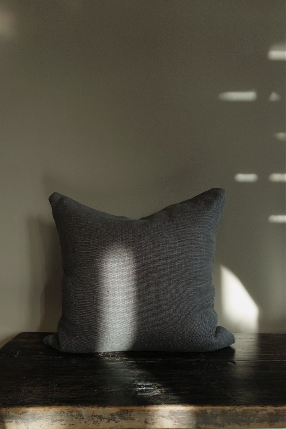 Rue Linen Cushion / Dark Grey